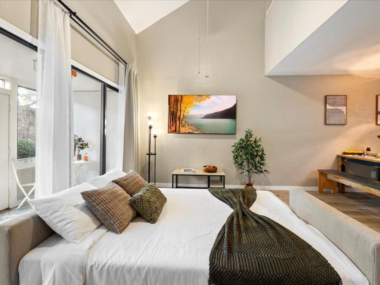 Artist'S Tower Townhome Just Renovated W Loft غينزفيل، فلوريدا المظهر الخارجي الصورة