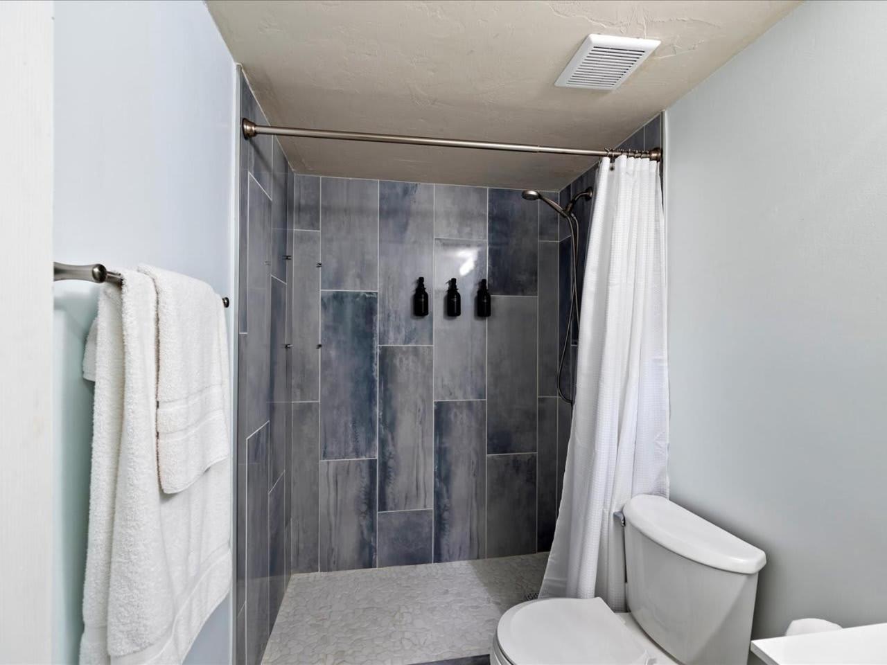 Artist'S Tower Townhome Just Renovated W Loft غينزفيل، فلوريدا المظهر الخارجي الصورة
