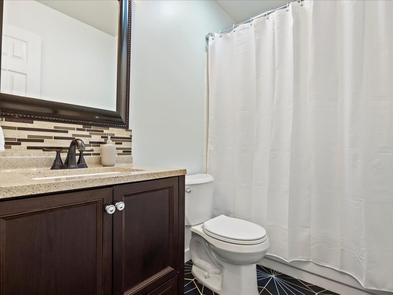 Artist'S Tower Townhome Just Renovated W Loft غينزفيل، فلوريدا المظهر الخارجي الصورة