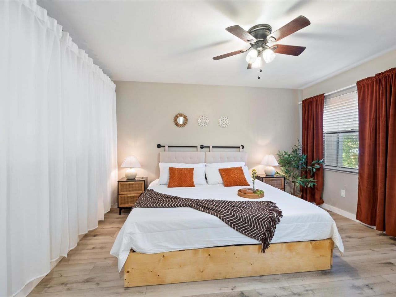 Artist'S Tower Townhome Just Renovated W Loft غينزفيل، فلوريدا المظهر الخارجي الصورة